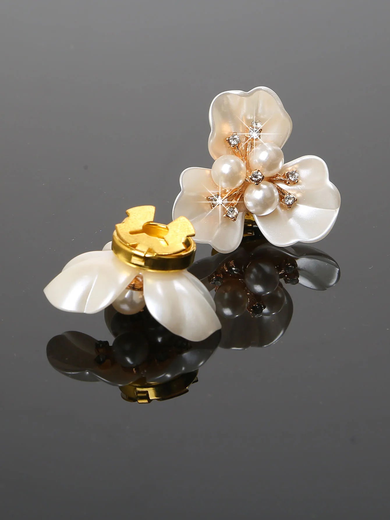 2Pcs Shell Pearl Flower Cufflinks