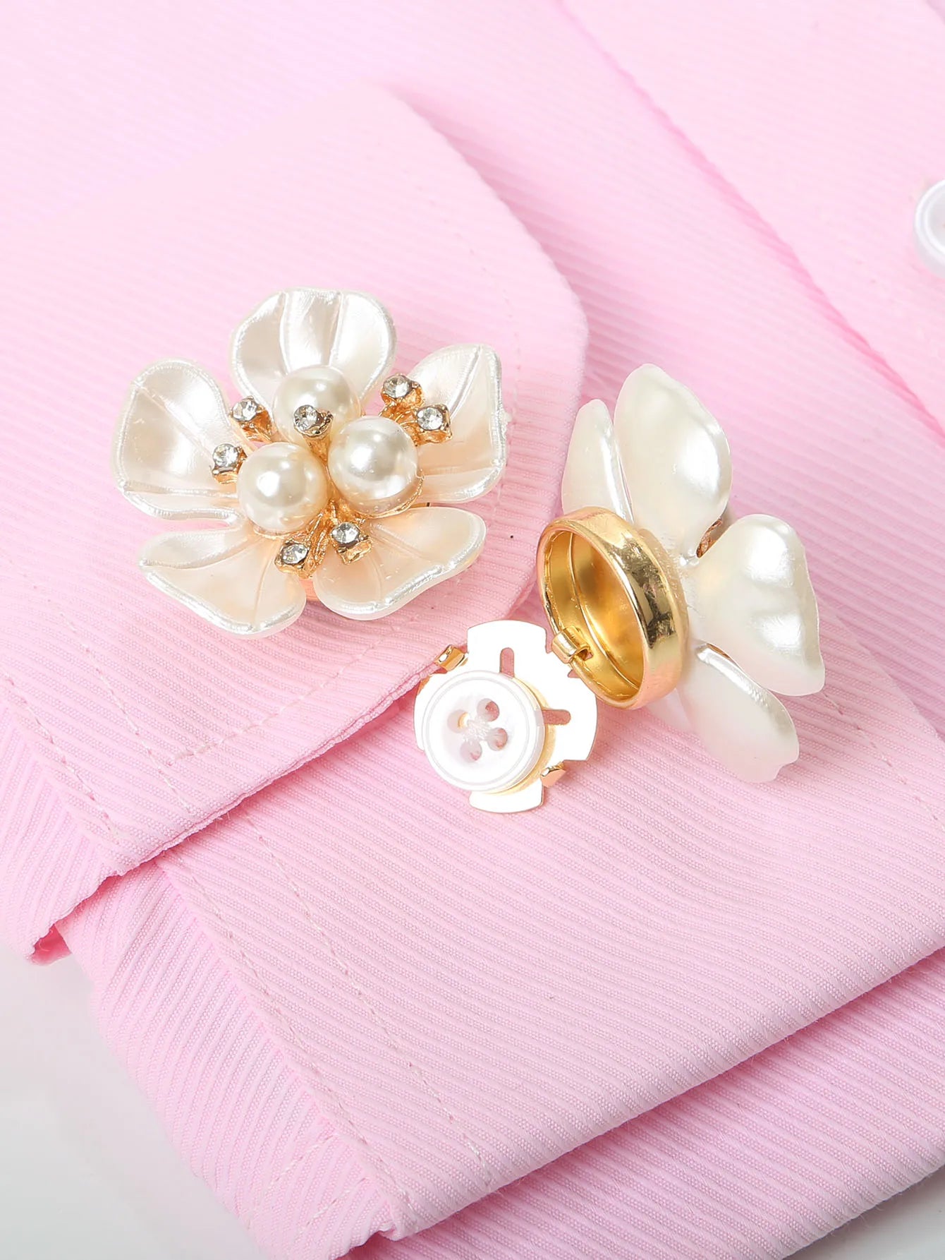 2Pcs Shell Pearl Flower Cufflinks