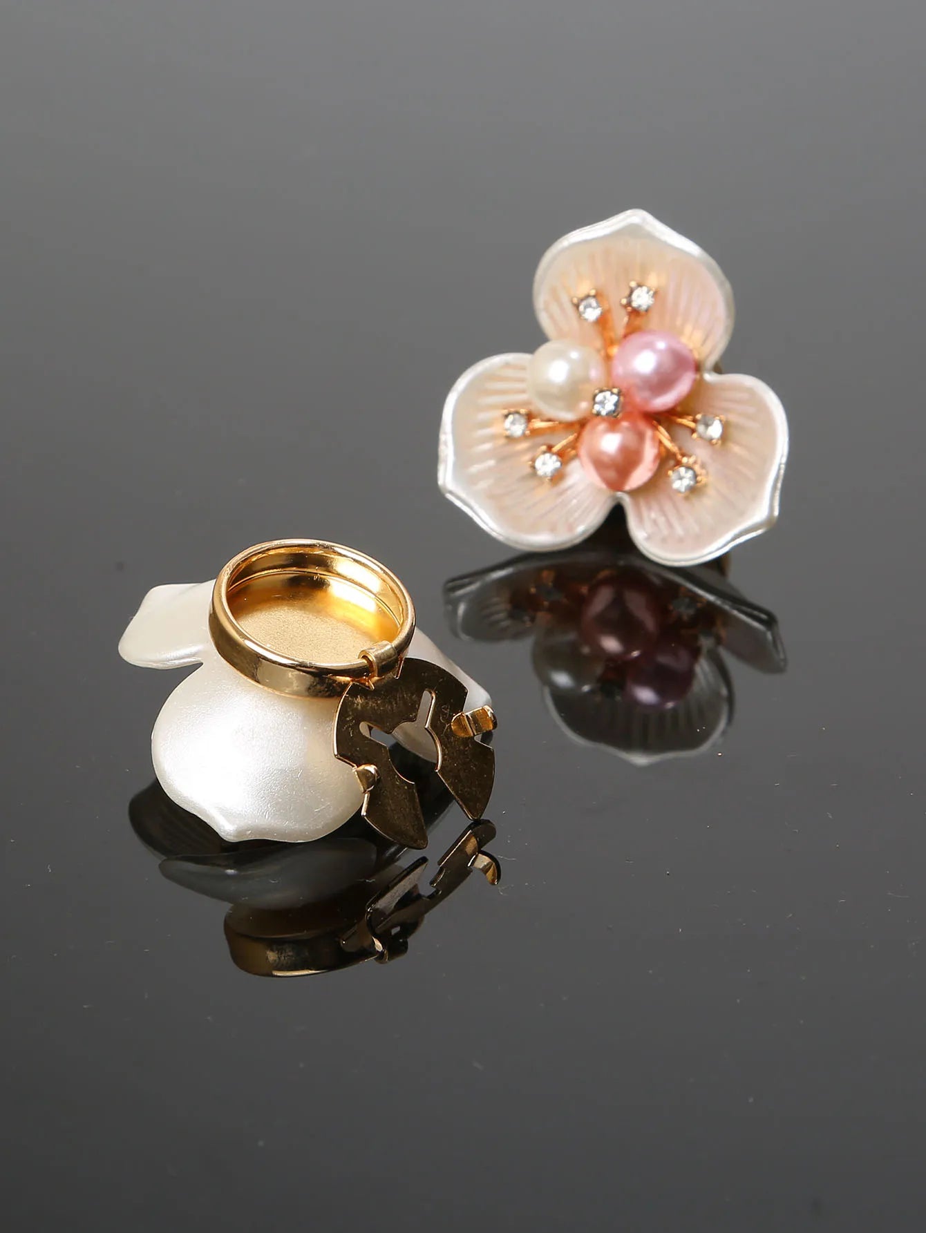 2Pcs Shell Pearl Flower Cufflinks