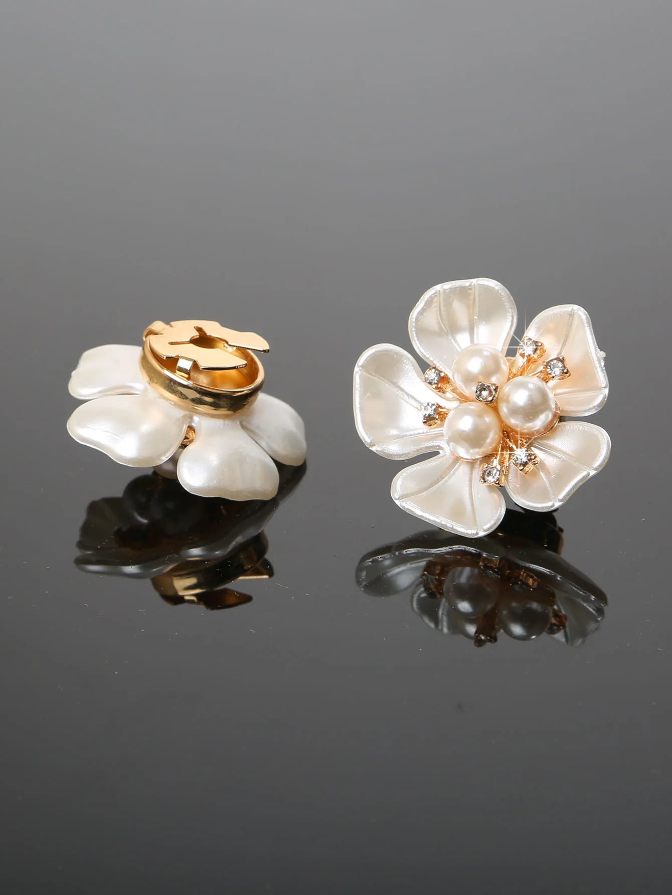 2Pcs Shell Pearl Flower Cufflinks