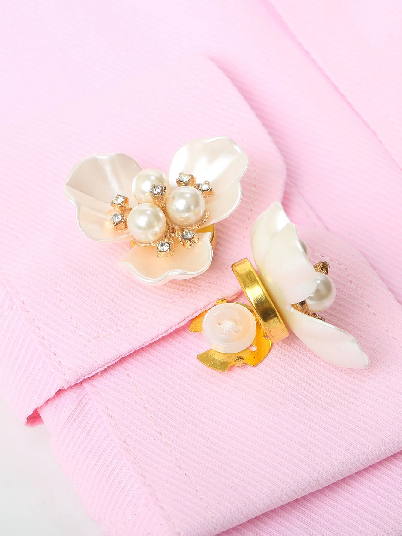 2Pcs Shell Pearl Flower Cufflinks